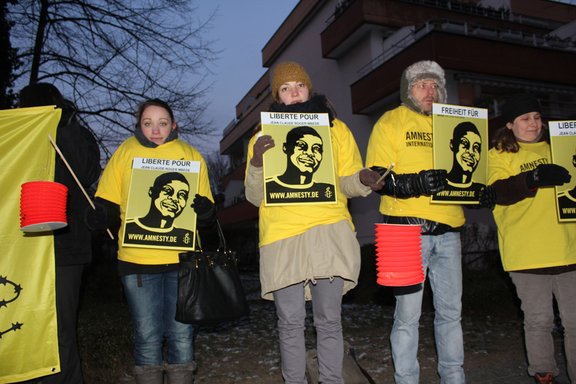 Mahnwache vor der kamerunischen Botschaft in Berlin